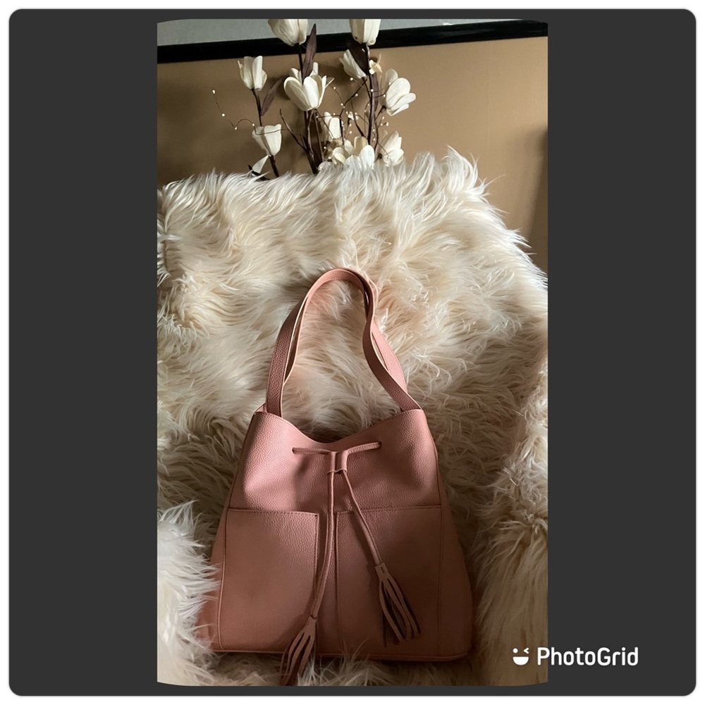 Laggo Hobo, light pink pebble leather, with two-front pockets and tassels